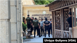 İqtisadçı Fərid Mehralızadə məhkəməyə gətirilərkən.