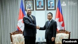 លោក Frank A. Rose នាយករងប្រចាំការរដ្ឋបាលជាតិសន្តិសុខនុយក្លេអ៊ែរនៃក្រសួងថាមពលសហរដ្ឋអាមេរិក និង​លោក កែ សុវណ្ណ អនុរដ្ឋលេខាធិការក្រសួងការបរទេសកម្ពុជា ជួបពិភាក្សាគ្នានៅក្រសួងការបរទេសកម្ពុជា ថ្ងៃទី២១ ខែកុម្ភៈ ឆ្នាំ២០២៤។ 