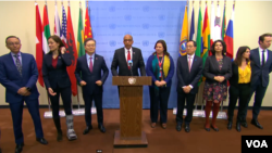 معاون نماینده دائم آمریکا در سازمان ملل در جلسه ویژه شورای امنیت سازمان ملل در مورد کره شمالی، و نمایندگان ۹ کشور دیگر