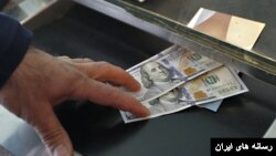 خرید و فروش دلار در ایران.