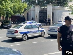 Pripadnici policije obezbeđuju prostor ispred Ambasade Izraela nakon napada na pripadnika Žandarmerije koji je obezbeđivao zgradu, u naselju Dedinje, u Beogradu, 29. juna 2024. (Foto: Glas Amerike/Stefan Miljuš)
