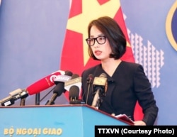 រូបឯកសារ៖ អ្នកនាំពាក្យ​ក្រសួង​ការបរទេស​វៀតណាម អ្នកស្រី Pham Thu Hang ថ្លែងនៅក្នុង​សន្និសីទ​សារព័ត៌មានមួយ។ (Courtesy photo of TTXVN)