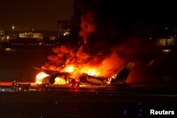 Seluruh penumpang pesawat JAL berhasil keluar dengan selamat sebelum pesawat terbakar, sementara lima awak pesawat penjaga pantai Jepang tewas di bandara Haneda, Tokyo (2/2).