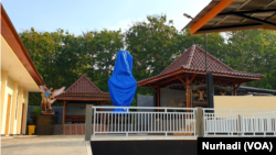 Patung Bunda Maria yang ditutup kain terpal pada Rabu (22/3) oleh pengelola, setelah ada desakan sejumlah pihak. (Foto: VOA/Nurhadi)