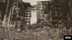 نمای یک ساختمان مخروبه در حومهٔ شهر خارکیف اوکراین، یکی از آثار در نمایشگاه "اوکراین زیر آسمان متفاوت" 