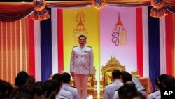 ກະ​ສັດ​ມະ​ຫາ​ວະ​ຈິ​ຣະ​ລົງ​ກອນ ແຫ່ງ​ປະ​ເທດ​ໄທ ຢືນ​ຢູ່​ຕໍ່​ໜ້າ​ສະ​ມາ​ຊິກ​ສະ​ພາ ໃນ​ພິ​ທີ​ເປີດ​ປະ​ຊຸມ​ສະ​ພາ ທີ່​ບາງກອກ ປະ​ເທດ​ໄທ ເມື່ອ​ວັນ​ທີ 3 ກໍ​ລະ​ກົດ 2023. (Sunti Teapia/Manage newspaper pool via AP) 