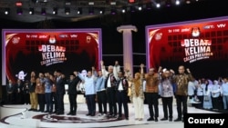 Tiga pasang capres-cawapres mengikuti debat kelima atau debat terakhir di Jakarta, hari Minggu (4/2). Courtesy : TPN Prabowo-Gibran