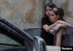 Devojke se međusobno teše na mestu udara ruske rakete u stambenu zgradu u Lavovu, zapadna Ukrajina, 6. jula 2023.