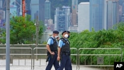 资料照片：警察在香港一处车站外巡逻。(2022年6月30日)