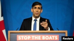 Waziri mkuu wa Uingereza akizungumza wakati wa mkutano na waandishi wa habari huko Downing Street. Picha na James Manning/Pool via REUTERS