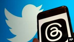 Foto ilustrasi yang menampilkan logo platform Threads dan Twitter. Foto diambil di New York pada 5 Juli 2023. (Foto: AP/Richard Drew)