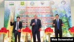 资料照 - 近年来美国和越南的关系不断改善。2023年4月17日至19日，美国农业部长汤姆·威尔萨克对越南进行了访问。媒体报道说，拜登总统也将在参加G-20会议之后访问越南。