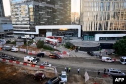 Petugas darurat bekerja di luar blok kantor Pusat Bisnis Internasional Moskow (Moskva City) yang rusak menyusul laporan serangan drone di Moskow pada 1 Agustus 2023. (Foto: AFP)