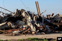Puing-puing bangunan setelah tornado menerjang Rolling Fork, Mississippi, Sabtu 25 Maret 2023. (Foto: Rogelio Solis/AP Photo)