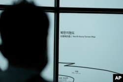 Seorang pengunjung melihat sisi Korea Utara dari observatorium unifikasi di Paju, Korea Selatan, Jumat, 21 Juni 2024. (AP/Lee Jin-man)