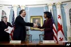 აშშ-ის ყოფილი სახელმწიფო მდივანი, კონდოლიზა რაისი და საქართველოს საგარეო საქმეთა ყოფილი მინისტრი გრიგოლ ვაშაძე, აშშ-საქართველოს სტრატეგიული პარტნიორობის შესახებ ქარტიის ხელმოწერის ცერემონია. 2009 წლის 9 იანვარი, ვაშინგტონი.