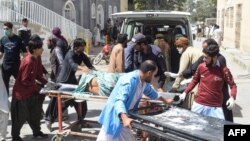 ក្រុមអ្នកស្ម័គ្រចិត្តកំពុងជួយសង្គ្រោះជនរងគ្រោះនៅមន្ទីរពេទ្យមួយ ក្រោយការផ្ទុះគ្រាប់បែកអត្តឃាត នៅក្រុង Quetta ប្រទេសប៉ាគីស្ថាន កាលពីថ្ងៃទី ២៩ ខែកញ្ញា ឆ្នាំ ២០២៣។ 