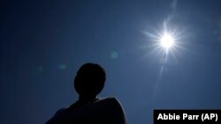 Majka učenika čija prijava za seksualni napad je objavljena online nakon ransomware napada stoji ispred kancelarija Javnih škola Mineapolisa, 1. juna 2023. godine. (AP Photo/Abbie Parr)