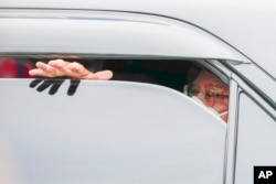 Mantan Perdana Menteri Malaysia Najib Razak melambai kepada pendukungnya saat dia pergi setelah sidang di Kuala Lumpur pada 25 Agustus 2022. (Foto: AP)