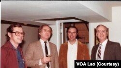 ຮູບພາບທີ່ຖ່າຍໃນປີ 1983, ຜູ້ທີ 2 ຈາກຊ້າຍ ທ່ານຈອນ ທັກເກີ້, ຫົວໜ້າພະແນກພາສາລາວຄົນທີ 6 ແລະຜູ້ທີ 1 ຈາກຂວາ ແມ່ນ ທ່ານດັກ​ກລາສ ​ໄວກລີ, ຫົວໜ້າພະແນກພາສາລາວຄົນທີ 5.