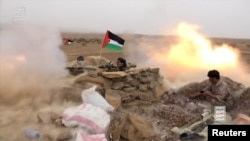 예멘 후티 반군이 1일 수도 사나 인근에서 대전차 수류탄 공세를 벌이고 있다.