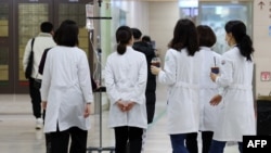 Staf medis di rumah sakit universitas di Gwangju, 19 Februari 2024. Korea Selatan memerintahkan para dokter magang untuk kembali bekerja pada 19 Februari setelah mereka mengundurkan diri secara massal untuk memprotes reformasi pelatihan medis. (YONHAP / AFP)