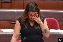 Senator Independen Lidia Thorpe menceritakan pelecehan seksual yang dialaminya di Gedung Parlemen Australia di Canberra, Kamis, 15 Juni 2023. (Mick Tsikas/AAP melalui AP)