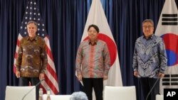 토니 블링컨 미국 국무장관(왼쪽부터)과 하야시 요시마사 일본 외무상, 박진 한국 외교장관이 14일 아세안 회의가 열리고 있는 인도네시아 자카르타에서 회담했다.