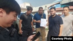 ณัฐพล (คนที่สองจากด้านขวา) ขณะถูกตำรวจนอกเครื่องแบบแสดงตัวจับกุมพร้อมหมายจับที่หน้าบ้าน เมื่อ 11 กุมภาพันธ์ 2567 (Courtesy from Prachatai)