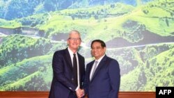 นายกรัฐมนตรีเวียดนาม ฝ่าม มิงห์ จิ๋งห์ จับมือกับซีอีโอแอปเปิล ทิม คุก ระหว่างการหารือที่ทำเนียบรัฐบาลในกรุงฮานอย เมื่อ 16 เม.ย. 2024 (Photo by Duc KHANH / AFP)