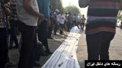 اعتراضات کارگران گروه ملی صنعتی فولاد ایران در اهواز با پهن‌کردن سفره‌های خالی (آرشیو)