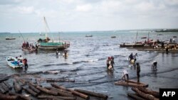 Wavuvi katika Soko la Samaki la Malindi lililopo Mji Mkongwe, Zanzibar Desemba 28, 2017.