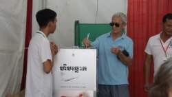 ប្រជាជន​កម្ពុជា​បាន​មក​បោះឆ្នោត​នៅ​ក្នុង​ថ្ងៃបោះឆ្នោត​ជាតិ​កម្ពុជា​នៅ​ថ្ងៃអាទិត្យ​ទី២៣ កក្កដា ឆ្នាំ២០២៣​នេះ ក្នុង​មណ្ឌល​បោះឆ្នោតនៅសង្កាត់បឹងព្រលិត ខណ្ឌ ៧ មករា​ក្នុង​រាជធានីភ្នំពេញ ប្រទេស​កម្ពុជា។(ស៊ុន ណារិន/វីអូអេ)