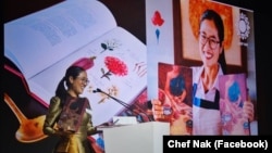 អ្នកស្រី រស់ រតនៈ ថ្លែងសុន្ទរកថា ក្រោយឈ្នះពានរង្វាន់សម្រាប់ជ័យលាភី Best of the Best របស់កម្មវិធីពានរង្វាន់ Gourmand ពិភពលោក លើកទី ២៩ នៅប្រទេសអារ៉ាប៊ីសាអូឌីត កាលពីថ្ងៃទី២៩ ខែវិច្ឆិកា ឆ្នាំ២០២៣។ (Facebook/Chef Nak)