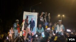 Des partisans de la junte militaires dans les rues de Ouagadougou, mardi soir.