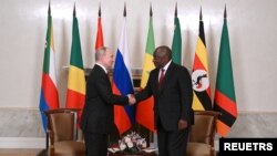 Rais wa Urusi Vladimir Putin akipeana mkono na Rais wa Afrika Kusini Cyril Ramaphosa huko Saint Petersburg Russia, Juni 17, 2023. Picha na REUTERS. 
