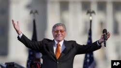 FILE - Penyanyi legendaris Tony Bennett pada acara komedian Jon Stewart dan Stephen Colbert "Rally to Restore Sanity and/or Fear" di National Mall, Washington, DC, 30 Oktober 2010. (AP/Carol yn Kaster, File)