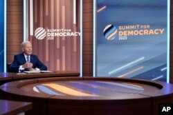 Presiden AS Joe Biden dalam rapat pleno virtual KTT untuk Demokrasi di Gedung Putih, Washington, 29 Maret 2023. (AP/Patrick Semansky)