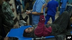 Палестинците ранети во израелското бомбардирање на Појасот Газа се донесени во болницата во Деир ал Балах, 3 декември 2023 година.