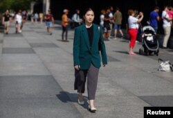 被香港当局通缉的香港民主委员会(HKDC)执行总监郭凤仪在美国华盛顿白宫附近的街道上行走。（2023年7月10日）