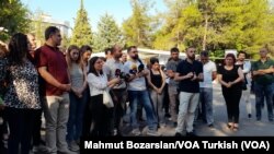 A crowd gathered outside a Turkish court after it decided to release 14 Kurdish journalists on bail, Diyarbakir, Turkey, July 12, 2023. (Photo: Mahmut Bozarslan/VOA Turkish).