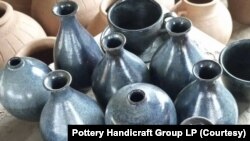 ເຄື່ອງປັ້ນດິນເຜົາທີ່ເຄືອບເຊຣາມິກ, ສູນຫັດຖະກໍາເຄື່ອງປັ້ນດິນເຜົາ, ບ່ານຈ່ານເໜືອ, ຫຼວງພະບາງ, ສປປ ລາວ. (ຂໍ້ມູນພາບຈາກເຟສ໌ບຸກ ກຸ່ມຫັດຖະກໍາເຄື່ອງປັ້ນດິນເຜົາ).