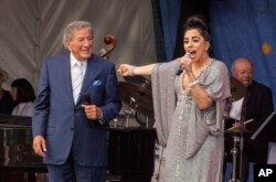 FILE - Tony Bennett (kiri) bersama Lady Gaga saat tampil di New Orleans Jazz & Heritage Festival di New Orleans, 26 April 2015. Bennett meninggal dunia pada Jumat, 21 Juli 2023, dua minggu sebelum ulang tahunnya yang ke-97. (Barry Brecheisen/Invision/AP, File)