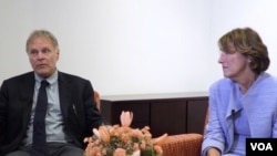 북한에 억류됐다 혼수상태로 풀려난 지 엿새 만에 숨진 미국 대학생 오토 웜비어 군의 부모 프레드 웜비어 씨와 신디 웜비어 씨가 20일 VOA와 인터뷰했다. 