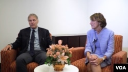 북한에 억류됐다 혼수상태로 풀려난 지 엿새 만에 숨진 미국 대학생 오토 웜비어 군의 부모 프레드 웜비어 씨와 신디 웜비어 씨