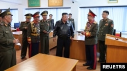 10일 김정은 북한 국무위원장이 김정일군정대학을 현지 지도했다고 북한 대외관영 ‘조선중앙통신’과 노동당 기관지 ‘노동신문’ 11일 보도했다.