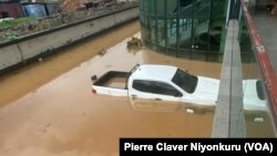 Imodoka yarengewe n'imyuzure i Bujumbura