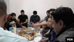 افغان‌های ساکن در مالموی سویدن حین افطار 