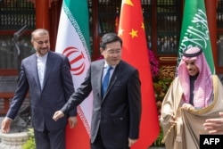 沙特阿拉伯外交大臣费萨尔（右）、伊朗外交部长阿卜杜勒·希扬（左）在北京举行会谈期间与中国外长秦刚（中）在一起。（2023年4月6日）