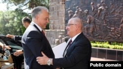 
Türkiyənin milli müdafiə naziri Yaşar Gülər və Azərbaycan Prezidentinin sosial-iqtisadi məsələlər üzrə köməkçisi Xalid Əhədov (Foto: Türkiyə Müdafiə Nazirliyinin twitter səhifəsi)